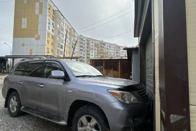 В Якутске владелец незаконного гаража заблокировал демонтаж автомобилем / Семен Родионов   