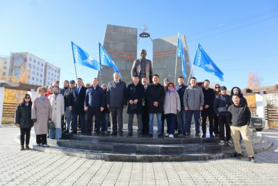 В День государственности якутяне возложили цветы к памятнику Исидору Барахову / Нарыйа Пахомова   