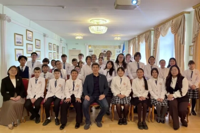 Анатолий Семенов провел урок государственности для школьников Якутска / ЯСИА   