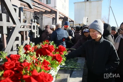 Якутяне возложили цветы к памятнику выдающемуся педагогу Михаилу Алексееву / Нарыйа Пахомова   