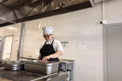 «Открытая кухня»: в Якутске родители могут в прямом эфире наблюдать за готовкой в школе / ЯСИА   