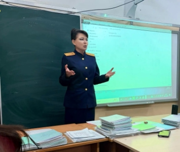 Сотрудник следственного управления провела профилактическую беседу  с родителями восьмиклассников /    