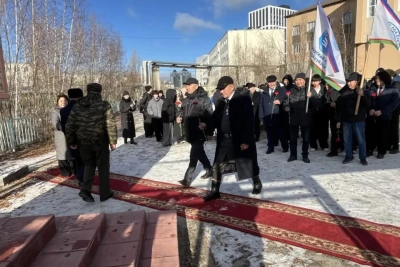 В Якутске возложили цветы к стеле «Отец и сын» / ЯСИА   