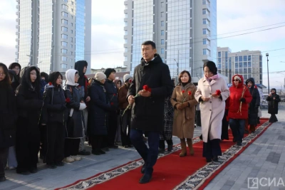 В Якутске возложили цветы к памятнику матери в честь республиканского праздника / Семен Родионов   