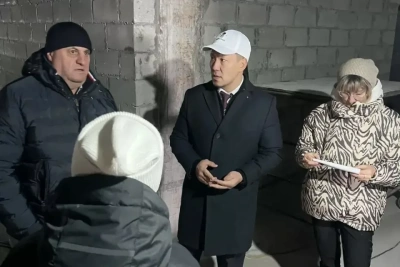 Виктор Романов проверил строительство двух школ, школы и детсада в Звездном / Семен Родионов   
