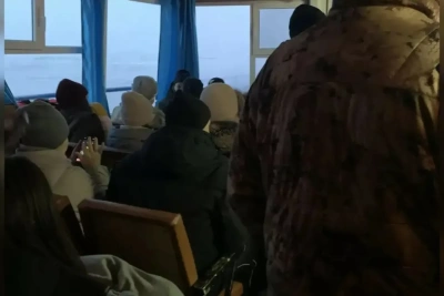Теплоход с пассажирами сел на мель на реке Лене рядом с Якутском / Саина Титова   