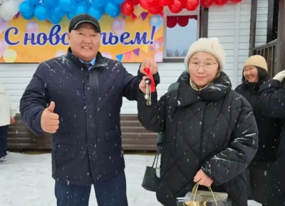 В селе Тулуна Усть-Алданского улуса врач получила ключи от новой квартиры / ЯСИА   