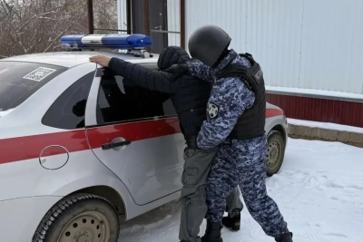 В Мирном росгвардейцы задержали мужчину, угрожавшего бармену игрушечным пистолетом / ЯСИА   