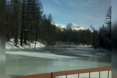 Видео: «незамерзающую реку» заметили в Усть-Майском районе Якутии / Саина Титова   