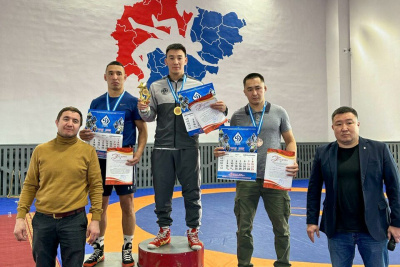 Сотрудники МЧС Якутии стали победителями чемпионата по национальной борьбе хапсагай / ЯСИА   