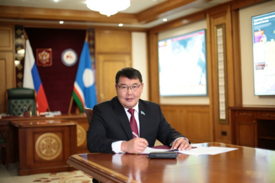 Председатель Государственного Собрания (Ил Тумэн) Алексей Еремеев поздравил с с Международным женским днем / ЯСИА   