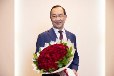 Айсен Николаев поздравил якутянок с Международным женским днем / ЯСИА   