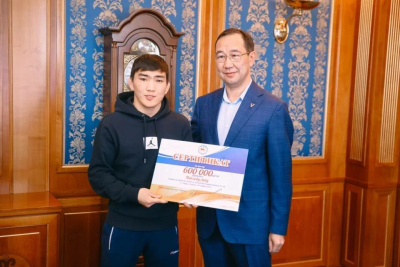 Глава Якутии вручил Льву Павлову сертификаты на 750 тысяч рублей / ЯСИА   