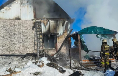 Двое мужчин погибли при пожаре в частном доме в селе Амга Якутии / ЯСИА   