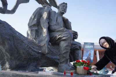 В Якутске возложили цветы к памятнику Алексею Кулаковскому / ЯСИА Якутск Якутск Республика Саха (Якутия)