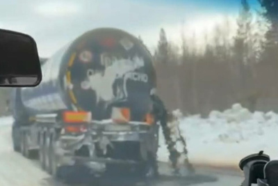 Недалеко от Ленска при ДТП произошел разлив нефтепродуктов / ЯСИА   