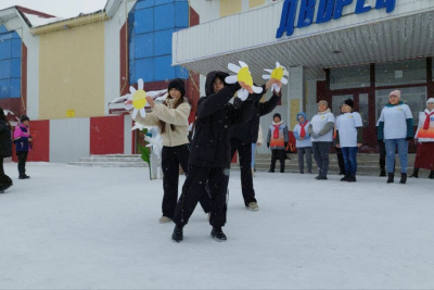 В Алданском районе ко Дню борьбы с туберкулезом провели танцевальный флешмоб / ЯСИА  Алданский Республика Саха (Якутия)