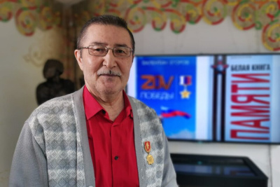 Писатель Валентин Егоров представил школьникам издания «ZOV Победы» и «Белая книга Памяти» / Нарыйа Пахомова   