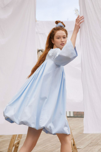 Платье свободного кроя со складками