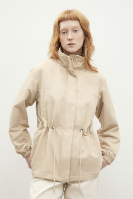 Ветровка с капюшоном и поясом на кулиске