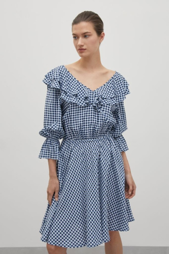 Платье с воланом