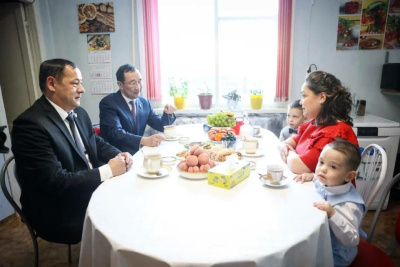 Семью участника СВО навестил в Момском районе глава Якутии / ЯСИА   