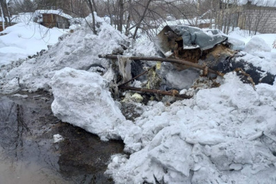 В Алдане погрузчик, убирая снег, повредил теплотрассу / ЯСИА   