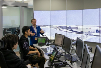 Якутских школьников познакомили с работой авиадиспетчеров / ЯСИА   