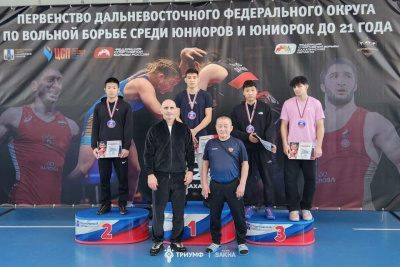 Четверо якутян стали победителями юниорского первенства Дальнего Востока по вольной и женской борьбе / Дьулустаан Сергеев   