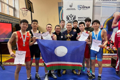 Сборная Якутии по греко-римской борьбе завоевала пять медалей на первенстве России / Дьулустаан Сергеев   