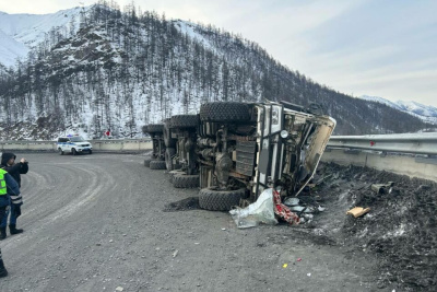 Два человека пострадали в ДТП с большегрузом в Томпонском районе / ЯСИА   