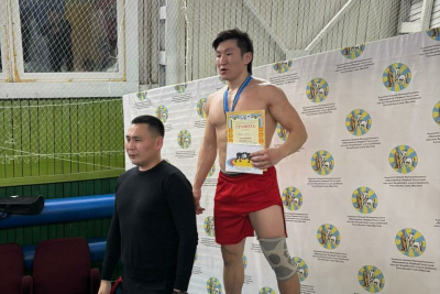 Алексей Уваровский победил в абсолютном первенстве турнира по хапсагаю в Вилюйском районе Якутии / Дьулустаан Сергеев   