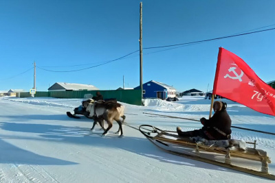 Знамя Победы на оленьих упряжках отправили из Якутии в Красноярский край / ЯСИА   