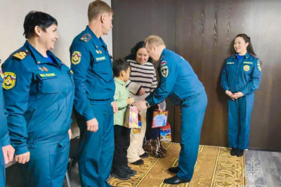 Сотрудники МЧС России приняли участие в «Ёлке желаний» / ЯСИА   