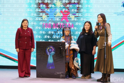 Сотню художественных работ передадут в образовательные учреждения Якутии / Майя Гоголева   