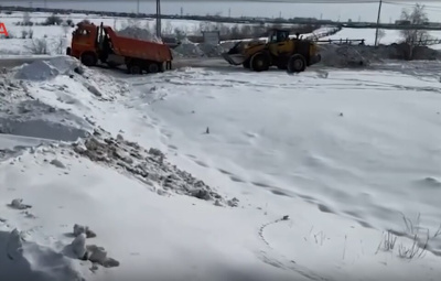 На автодороге «Нам» снегом перегородили пути объезда пункта весового контроля / Николай Борисов   