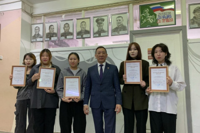 Студенты Якутского художественного училища создали портреты Героев России / ЯСИА   