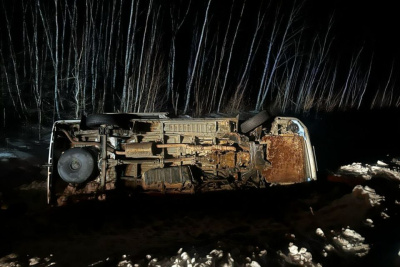 В Горном районе на трассе перевернулся микроавтобус, пострадали четверо / ЯСИА   