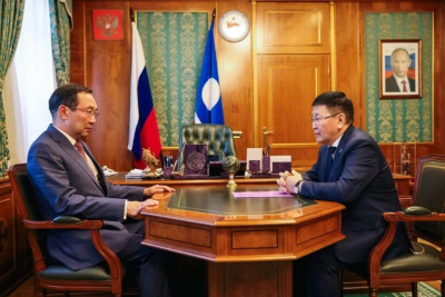 Айсен Николаев обсудил с главой Сунтарского улуса развитие района и поддержку участников СВО / ЯСИА   