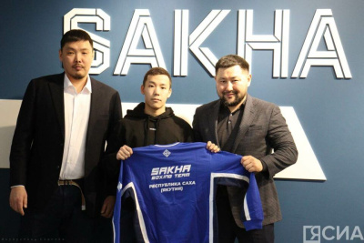 Евгений Григорьев вручил спортивную форму боксёрам Якутии / Дьулустаан Сергеев   