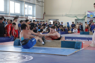 В Нюрбе стартовал отборочный на Игры Манчаары турнир по мас-рестлингу / Дьулустаан Сергеев   