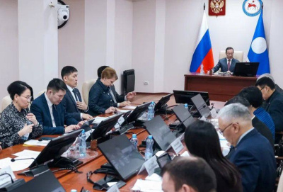 Глава Якутии провёл заседание республиканской комиссии «Вместе к Победе!» / ЯСИА   