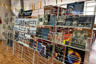 В Якутии открылась книжная выставка ко Дню космонавтики / ЯСИА   