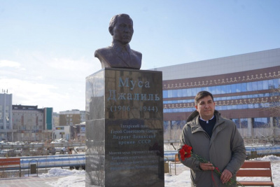 В Якутске возложили цветы к бюсту поэта Мусы Джалиля / ЯСИА Якутск Якутск Республика Саха (Якутия)