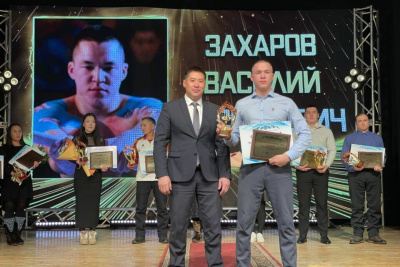 Чемпиону мира по мас-рестлингу из Амгинского района вручили 960 тысяч рублей / Саина Титова   