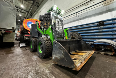 В Якутске опробуют первый электрический мини-погрузчик / ЯСИА Якутск Якутск Республика Саха (Якутия)