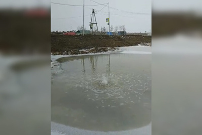 Пруд в якутском селе внезапно начал «фонтанировать». Ученый выдвинул несколько гипотез / Нарыйа Пахомова   