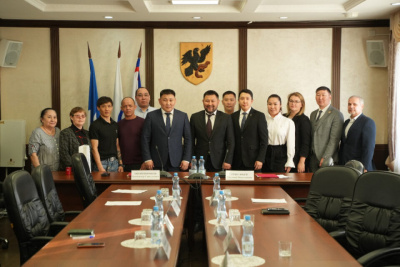 Якутск и Оймяконский район подписали соглашение о сотрудничестве / ЯСИА   