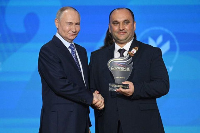 Путин в наццентре «Россия» наградил победителя премии «Служение» / ЯСИА   