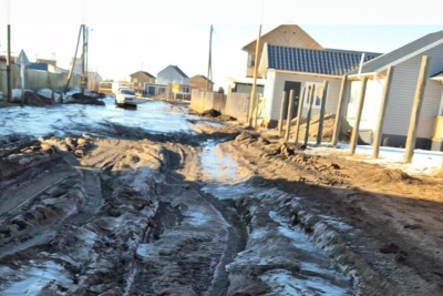 Объезжающие весовой контроль большегрузы превратили в месиво дорогу в микрорайоне «Сатал» / Николай Борисов   